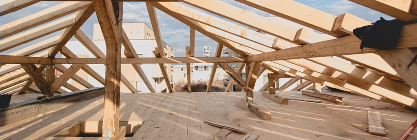 Das Dach eines Gebäudes wird mit Holzbalken gebaut.