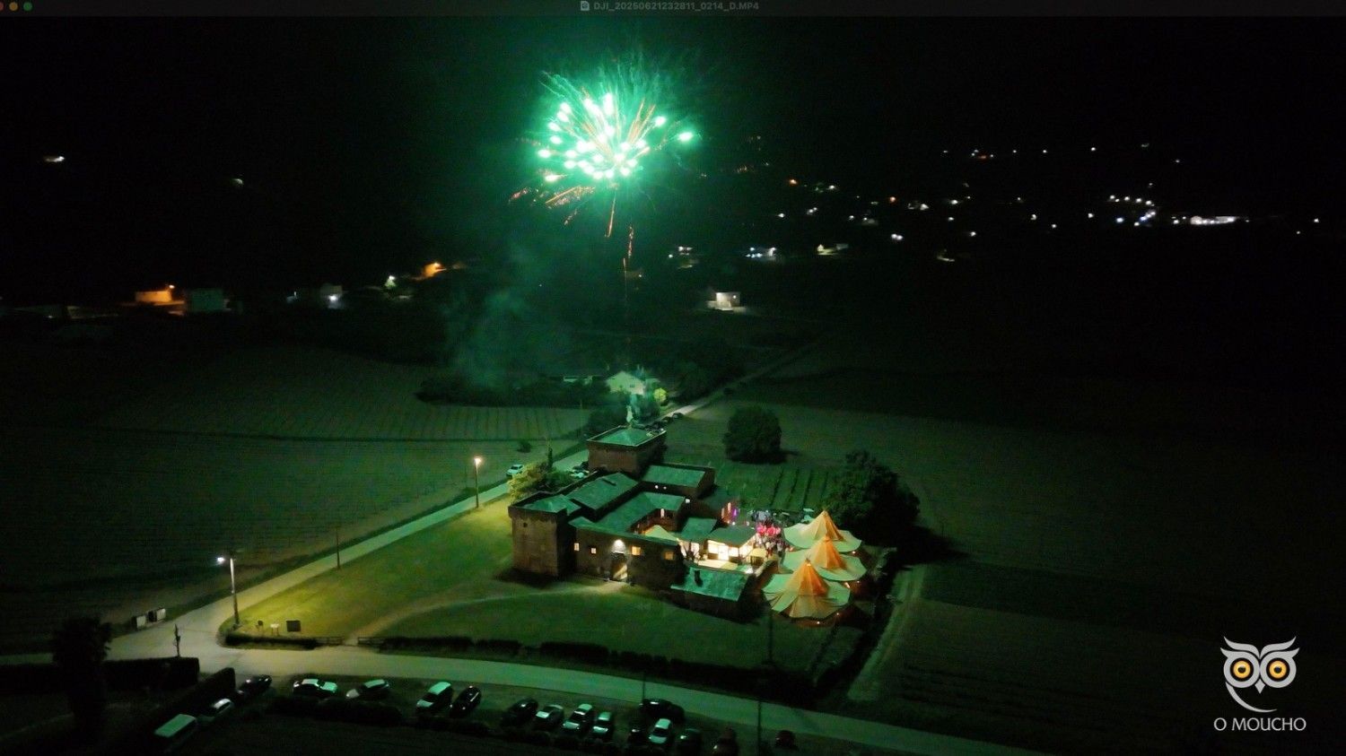 Fuegos artificiales verdes sobre un edificio iluminado por la noche. Edificios y paisaje en la oscuridad.