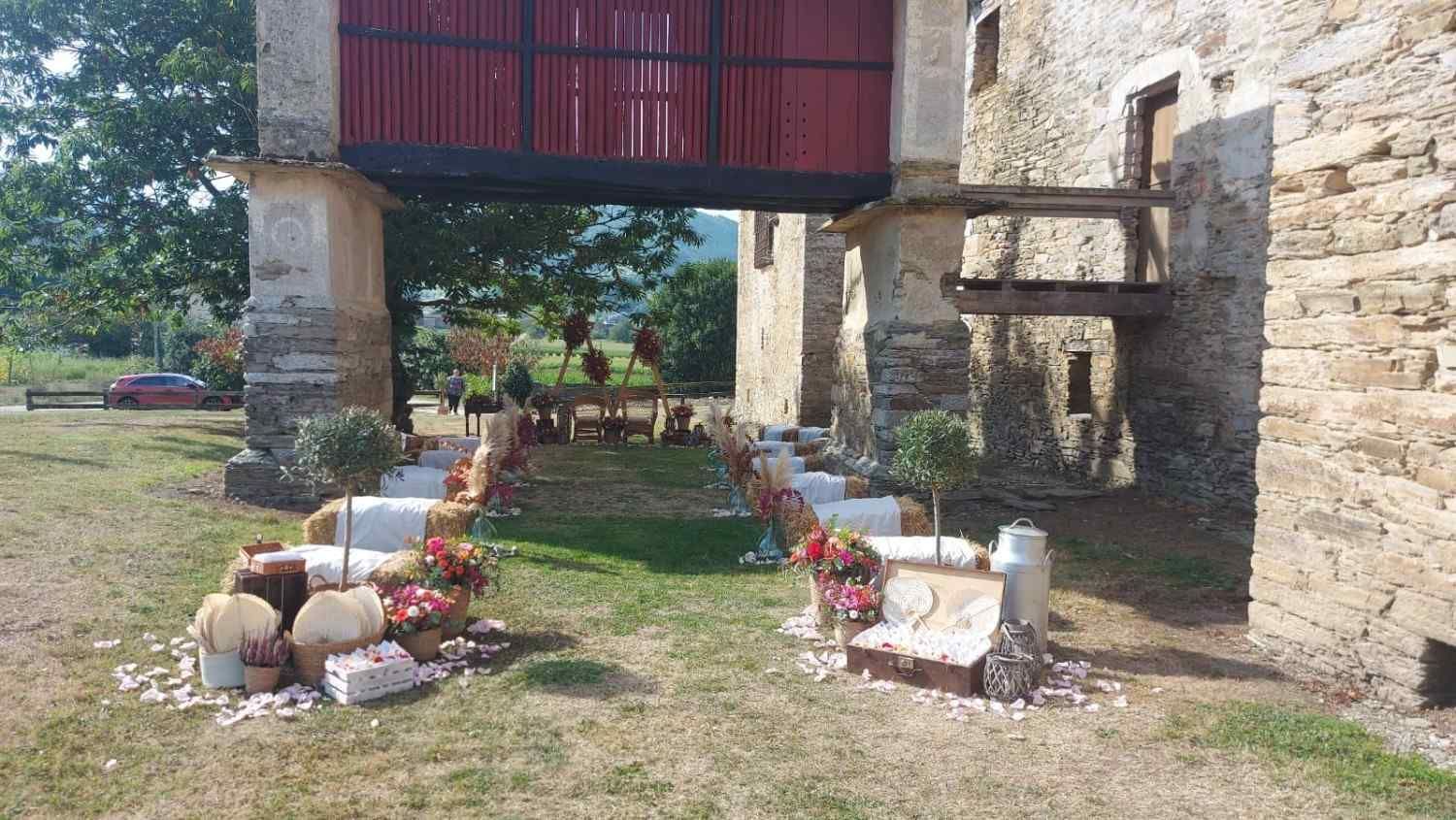Entrada de edificio de piedra decorada con flores.