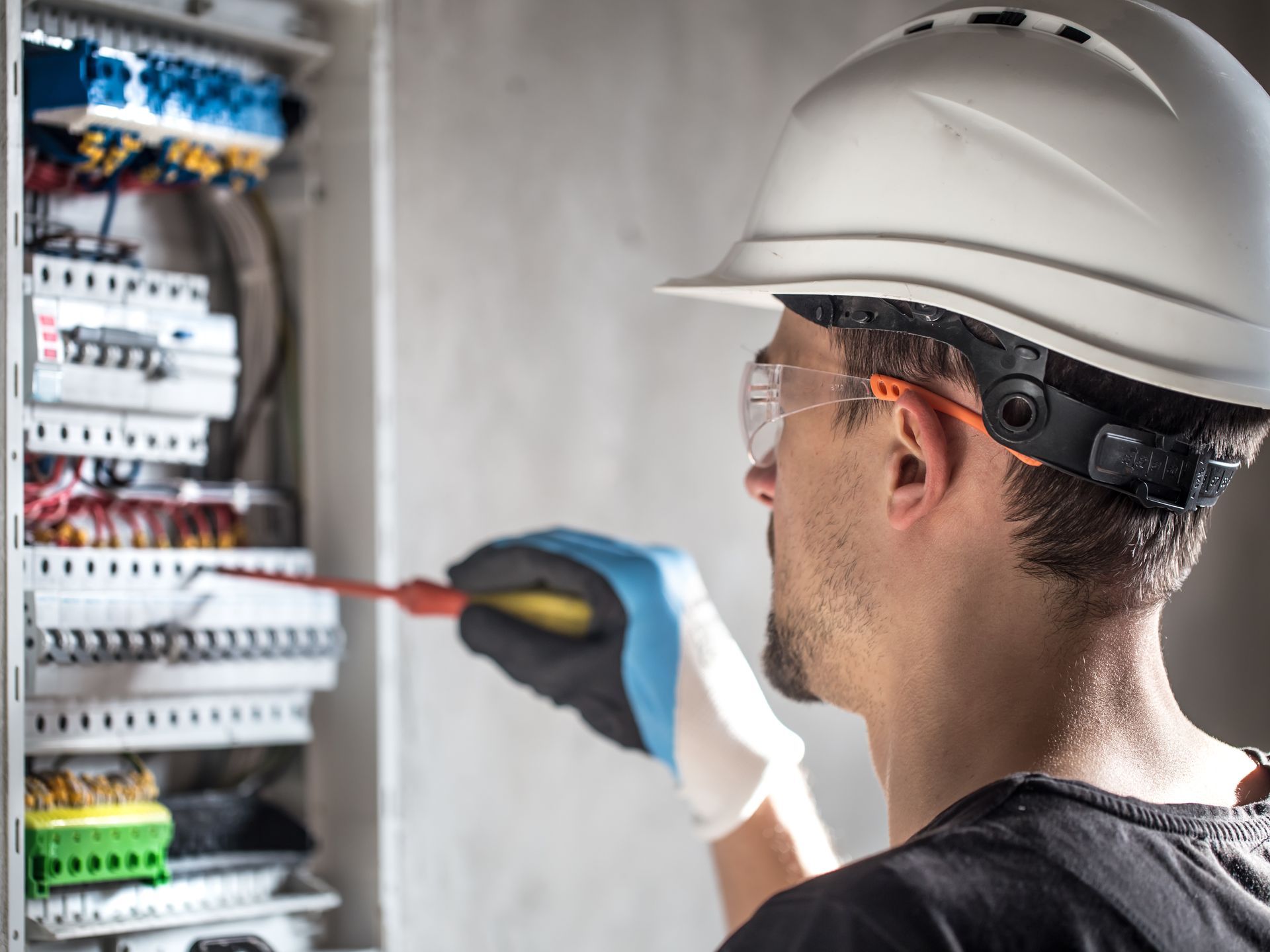 Technicien devant un tableau électrique