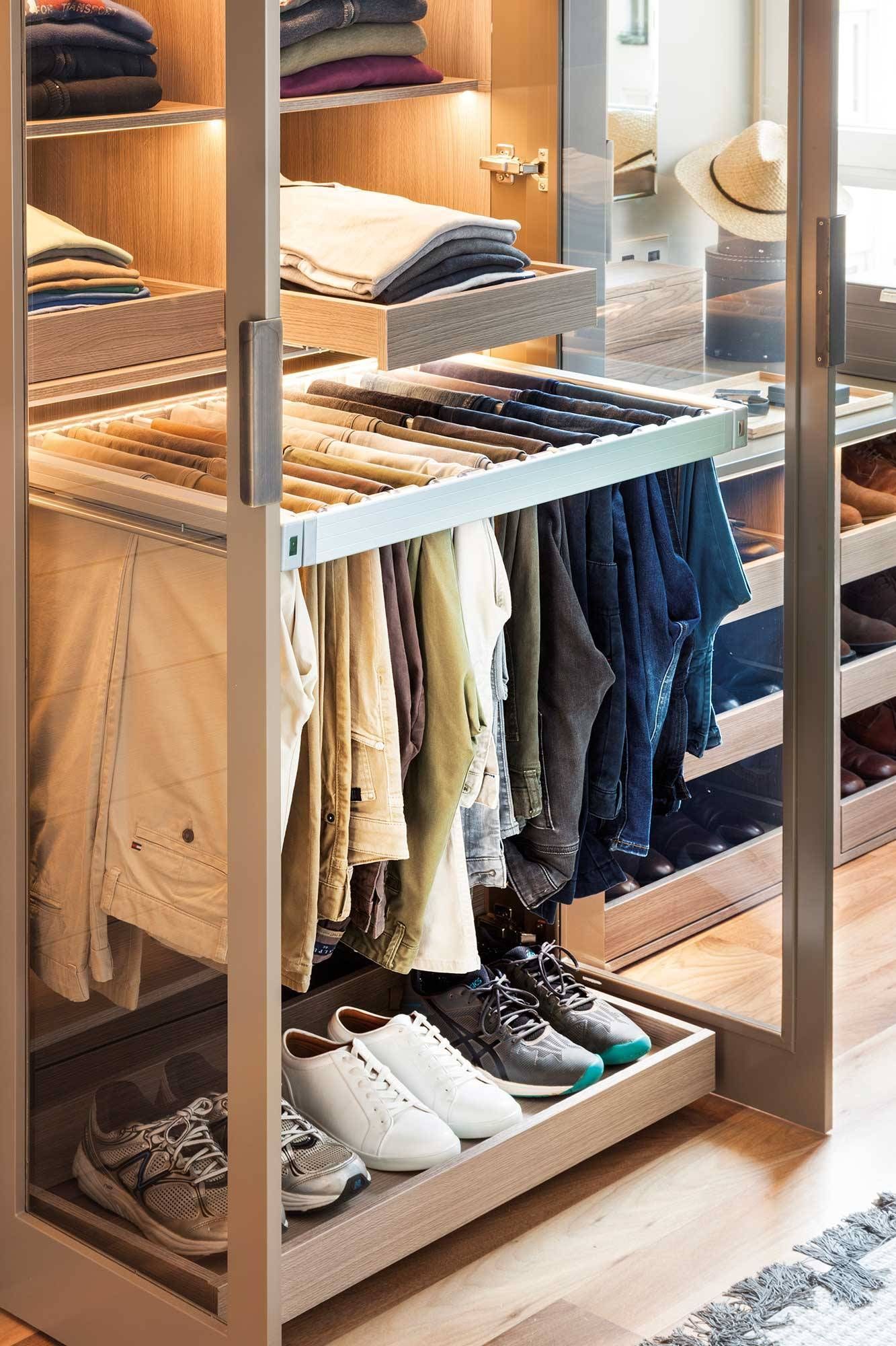 Organizador de armario con ropa para colgar, estantes, zapatero e iluminación desde el interior.