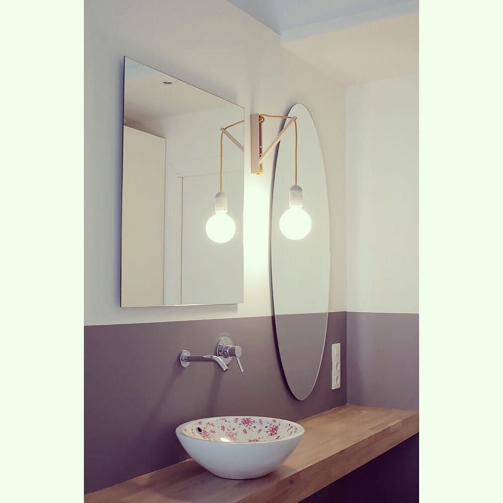 Un baño con un lavabo y un espejo en la pared.