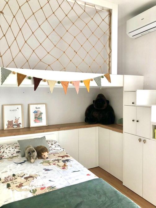 Una terraza de madera con una barandilla de metal que conduce a una casa.