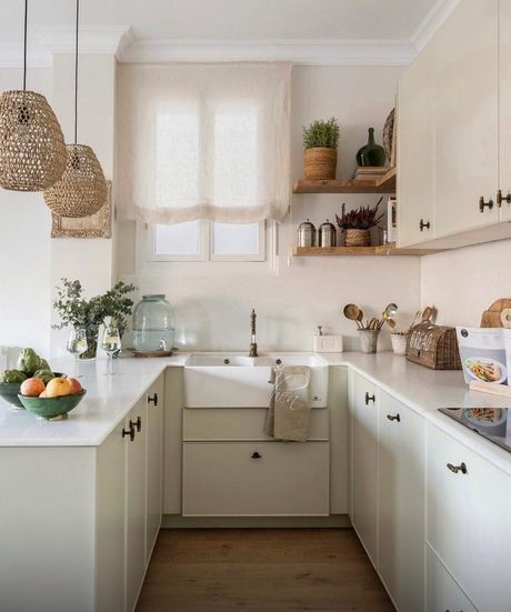 Una sala de estar con un sofá y una alfombra