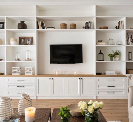 Un armario con estantes y cajones bajo un techo inclinado.