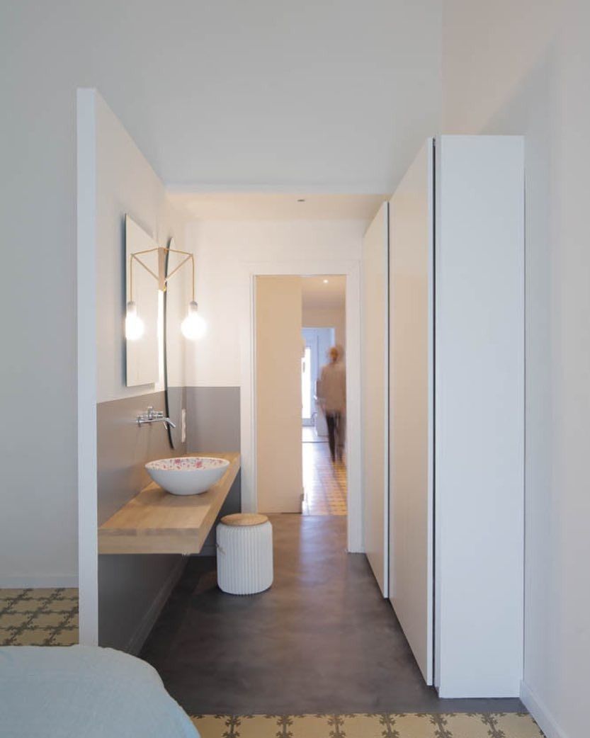 Un baño con un lavabo y un espejo en la pared.