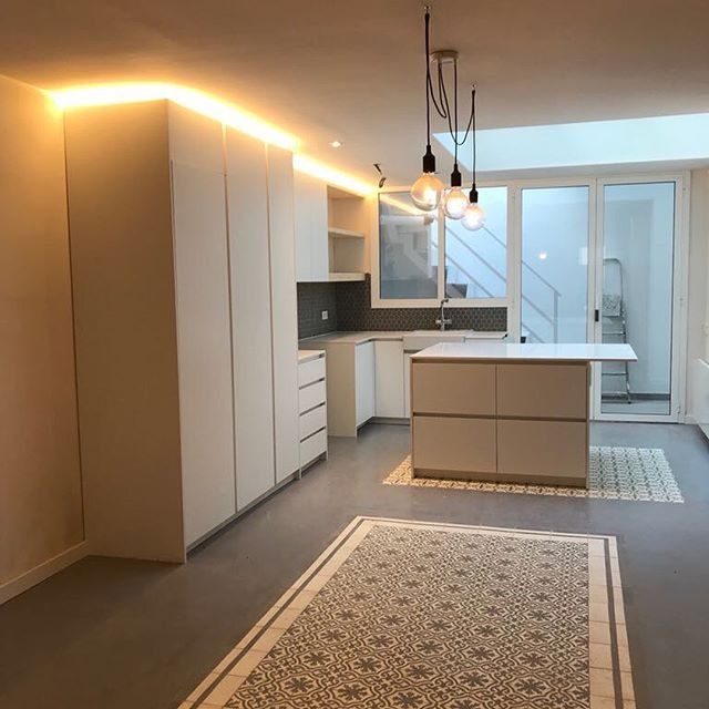 Una cocina con una gran isla en el medio de la habitación.