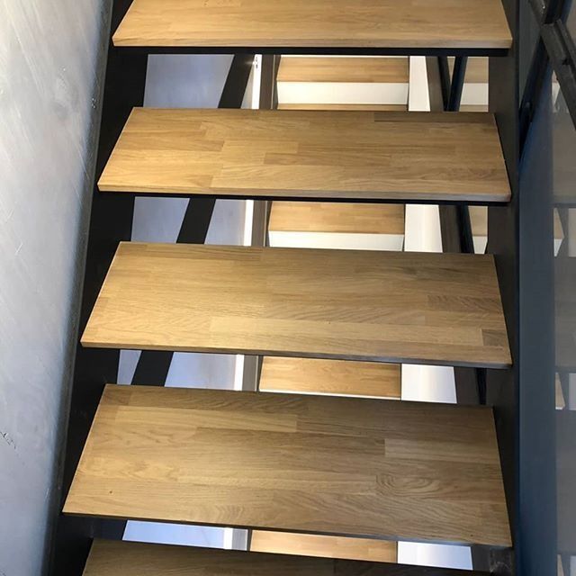 Una escalera con escalones de madera y estructura de metal.