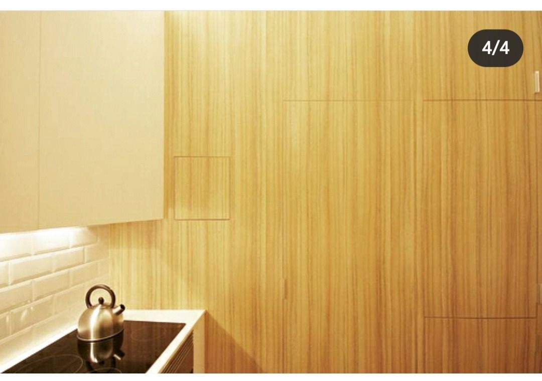 Una cocina con gabinetes de madera y una estufa.