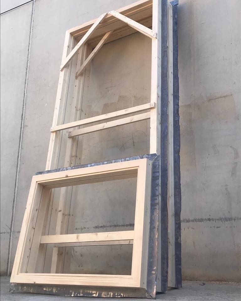 Tres marcos de madera se apilan uno encima del otro