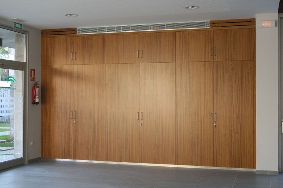 Una gran pared de madera con un extintor en la pared.