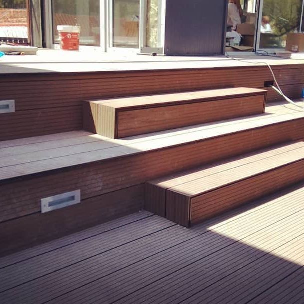 Una terraza de madera con escaleras que conducen a ella.