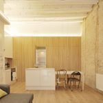 Una sala de estar con sofá, mesa y sillas.