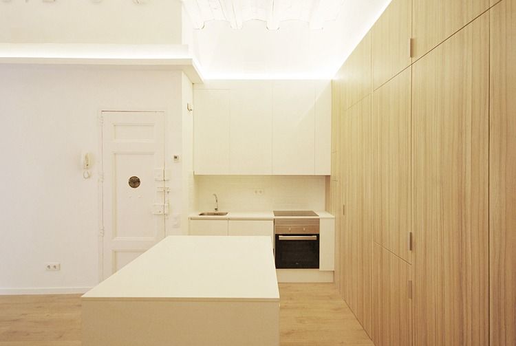 Una cocina con una gran isla en el medio de la habitación.