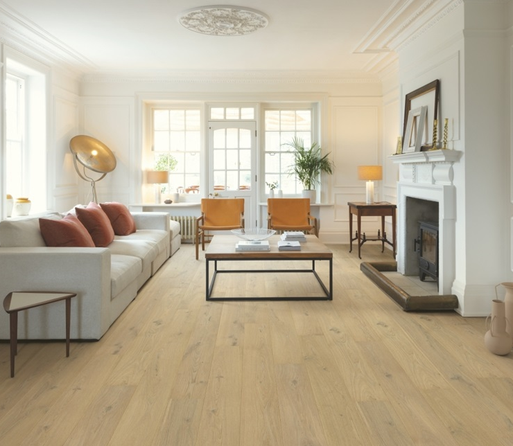 Una sala de estar con un sofá, una mesa y sillas.