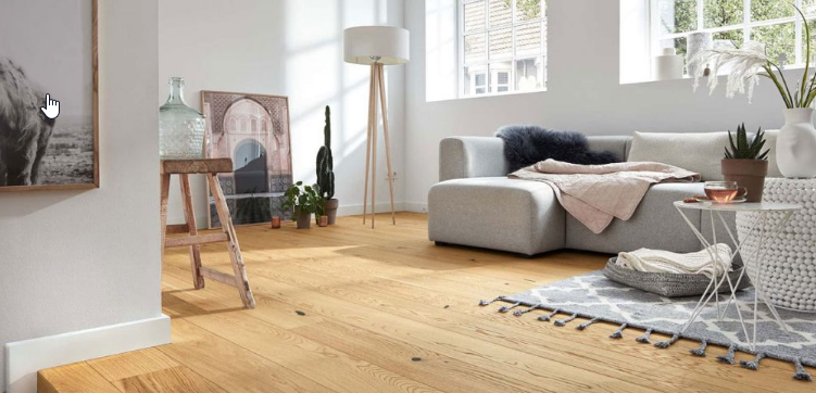 Una cocina con pared de ladrillo y gabinetes blancos.