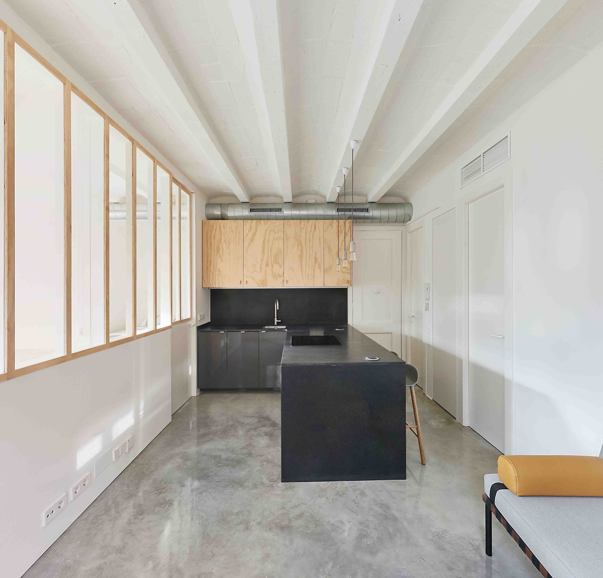 Una cocina con una gran isla en el medio.