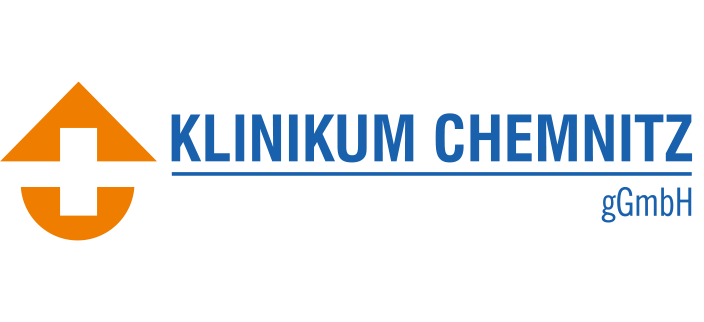 Logo für das Klinikum Chemnitz, orange-weißes Kreuz und Hausform, blauer Text.