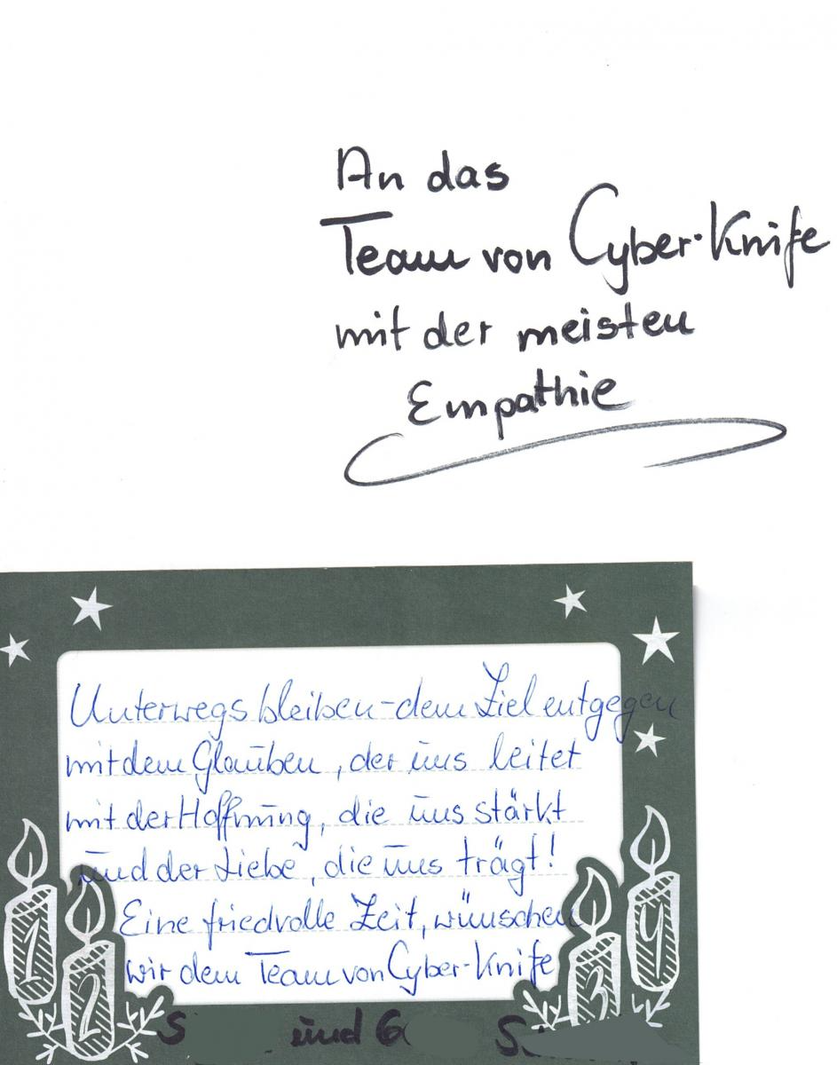 Handgeschriebene Karte an das „Cyber Knife“-Team mit dem Wunsch nach Mitgefühl. Sie enthält ein Weihnachtszitat und Kerzenillustrationen.