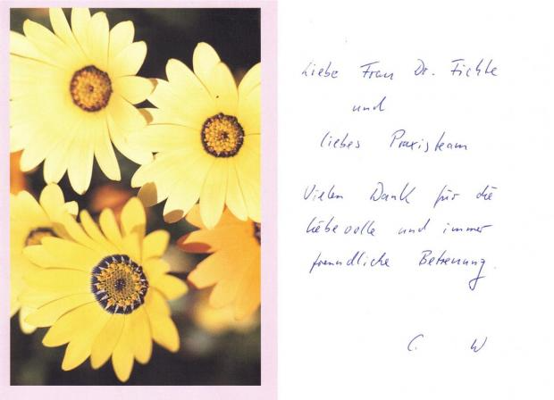 Karte mit gelben Blumen und handschriftlicher Notiz mit Dank an Dr. Fickle und ihre Praxis für die liebevolle Betreuung.