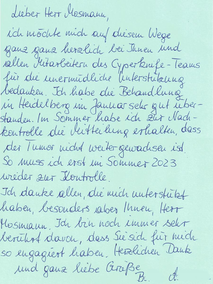 Handgeschriebener Brief auf hellgrünem Papier, in dem einem medizinischen Team für die Unterstützung während der Behandlung gedankt wird.
