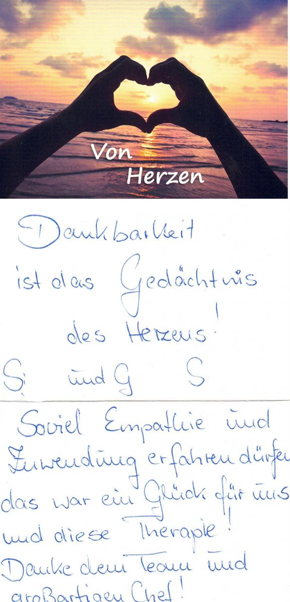 Hände formen ein Herz vor einem Sonnenuntergang. Darunter befindet sich ein handgeschriebener deutscher Text über Dankbarkeit, Therapie und Empathie.