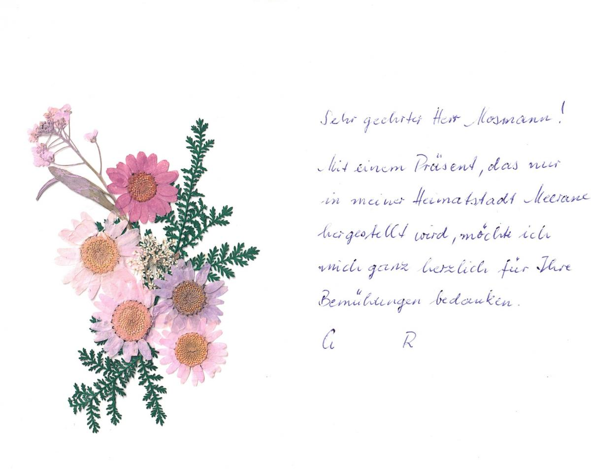 Eine handgeschriebene Karte mit getrockneten Blumen auf der linken Seite und einem Text, in dem jemandem für seine Dienste gedankt wird.