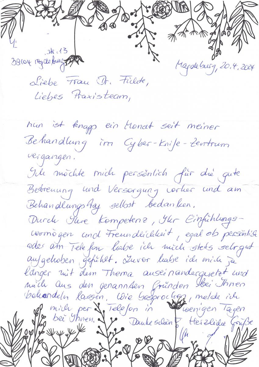 Handgeschriebener Brief mit Blumenrand, geschrieben in blauer Tinte.