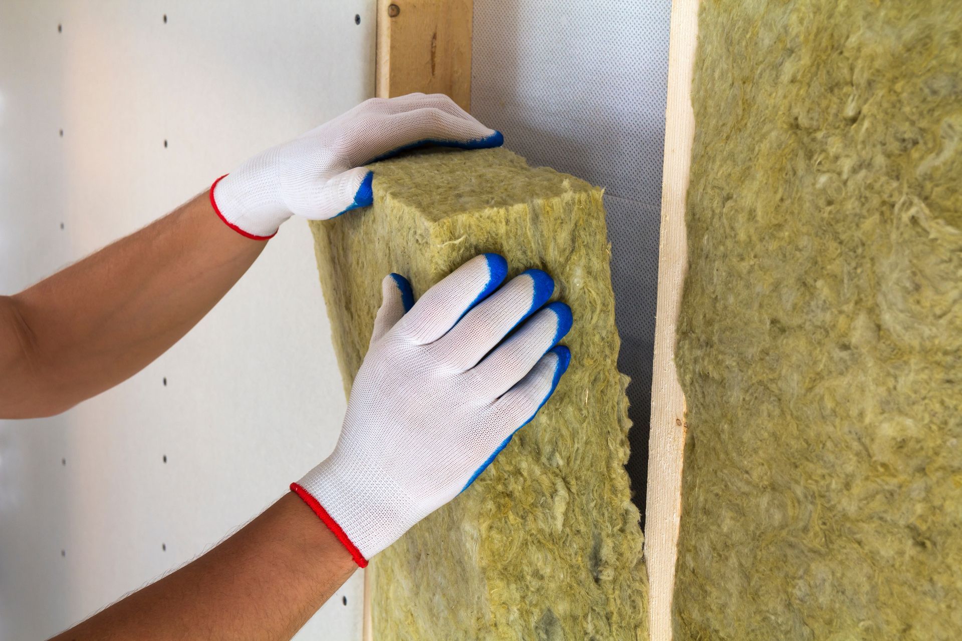 Pose de panneaux isolants sur un mur intérieur