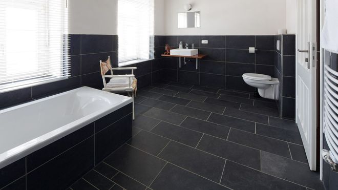 Carrelage bleu foncé d'une salle de bains