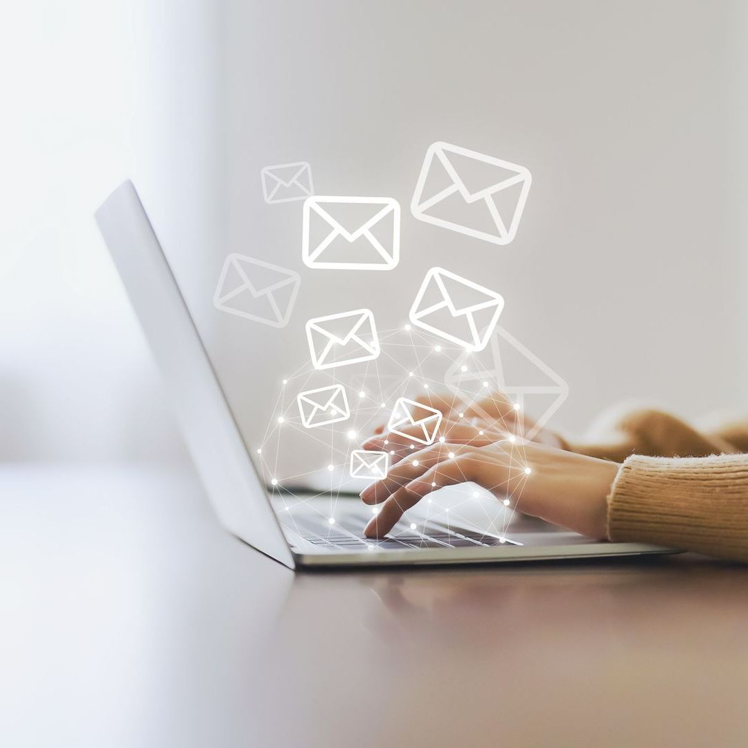 Femme envoyant un e-mail représenté par des icônes d'enveloppe