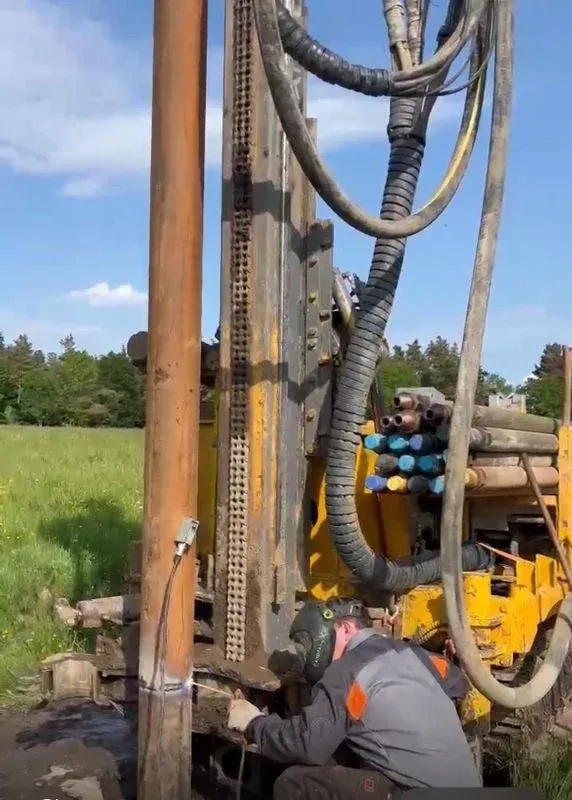 Technicien de forage qui travaille sur une machine