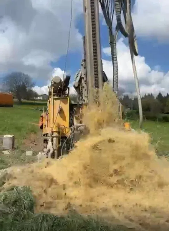 Eau sale qui sort du sol