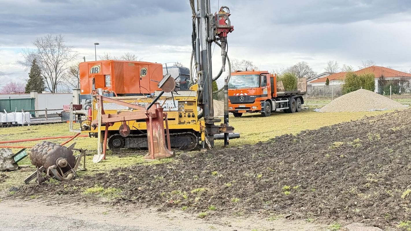 Grosse machine de forage dans le sol