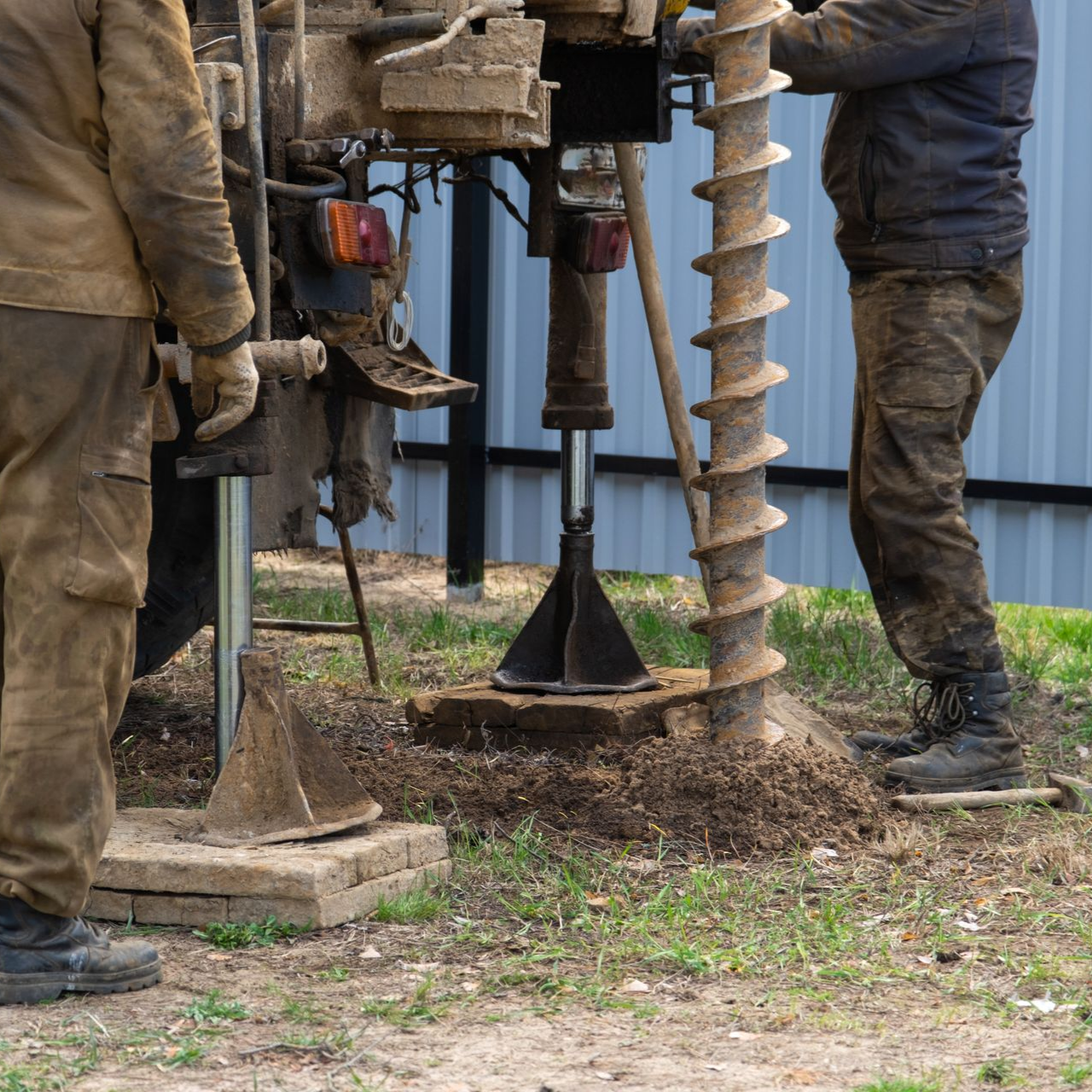 Forage dans le sol avec un outil spécifique