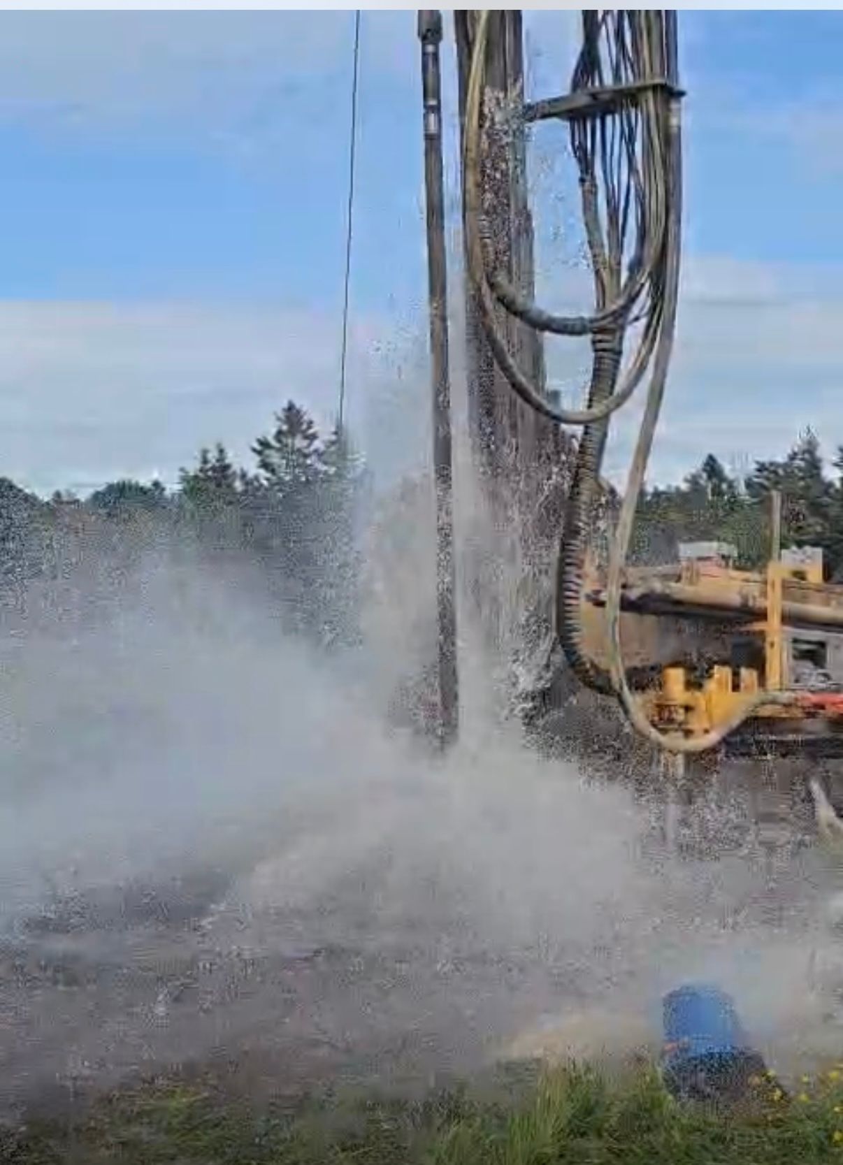 Foreuse jaune qui troue le sol