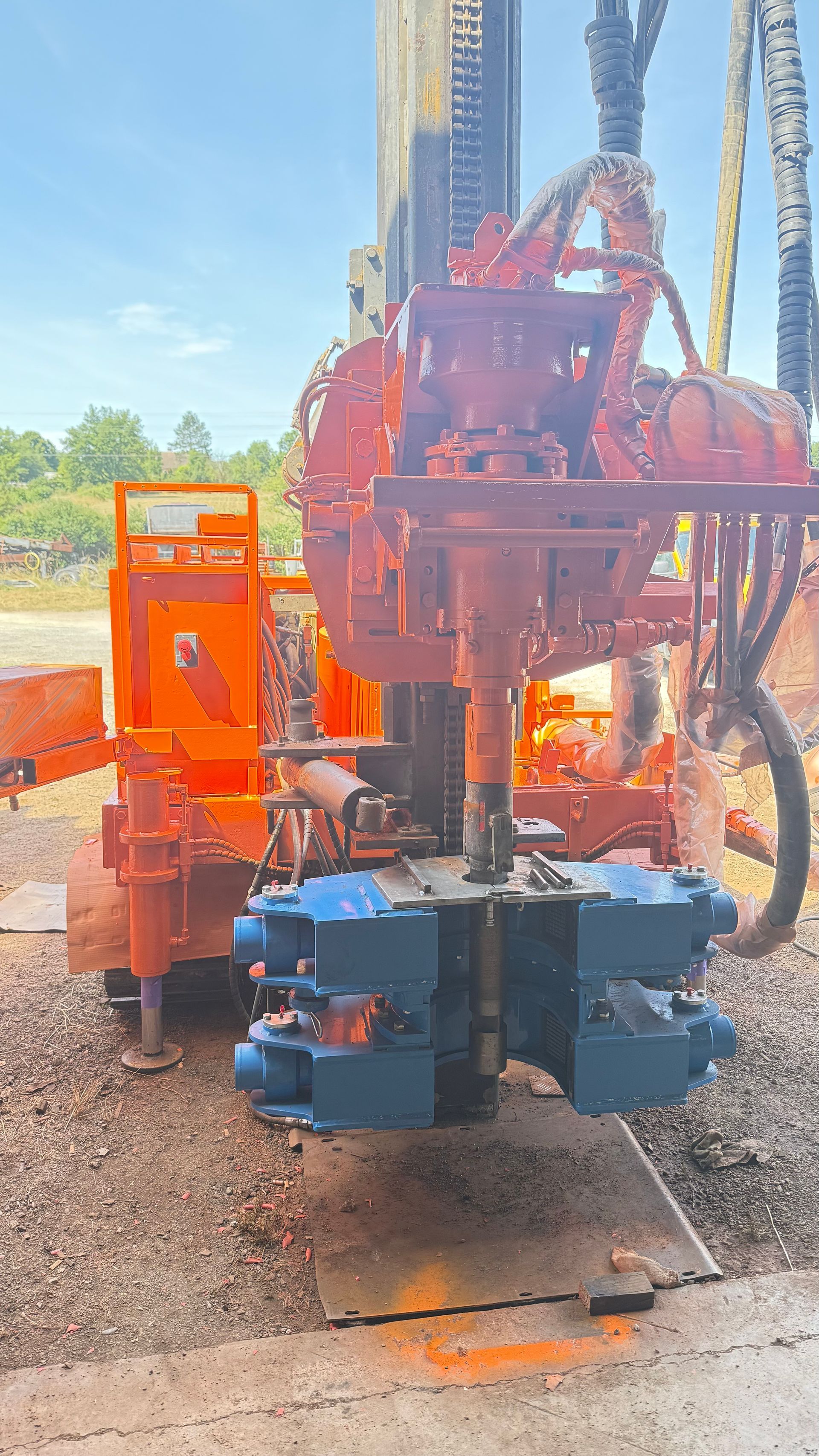 Foreuse orange qui creuse le sol