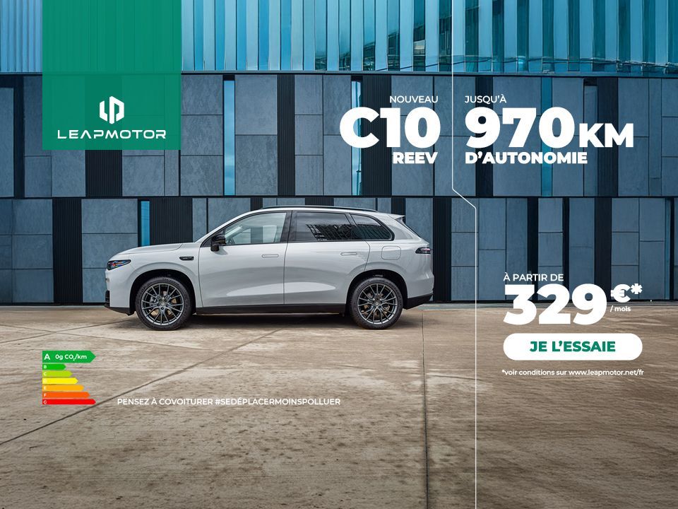 Voiture Leapmotor C10 REEV sur l'esplanade d'un immeuble. Jusqu'à 970 kilomètres d'autonomie à partir de 329€ par mois. Pensez à covoiturer #sedéplacermoinspolluer.