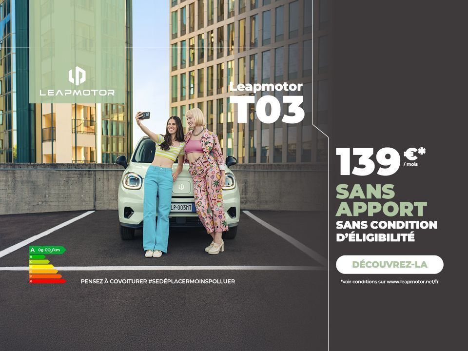 Voiture Leapmotor T03 sur une place de parking de toit d'un immeuble. 139€ par mois sans apport sans condition d'éligibilité. Pensez à covoiturer #sedéplacermoinspolluer.