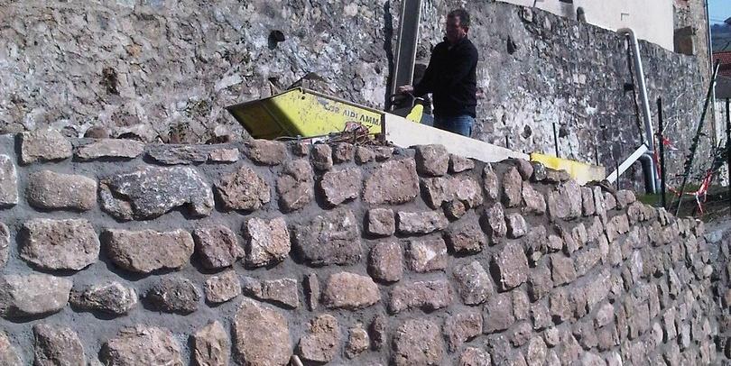 Bâtissage mur en pierres avec jointoiement CALOIRE 42