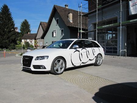 Audi-Ringe auf der kompletten Fahrzeugseite in mattschwarz