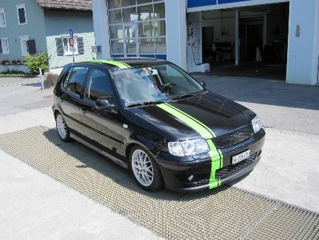 Giftgrüne Streifen über das komplette Fahrzeug