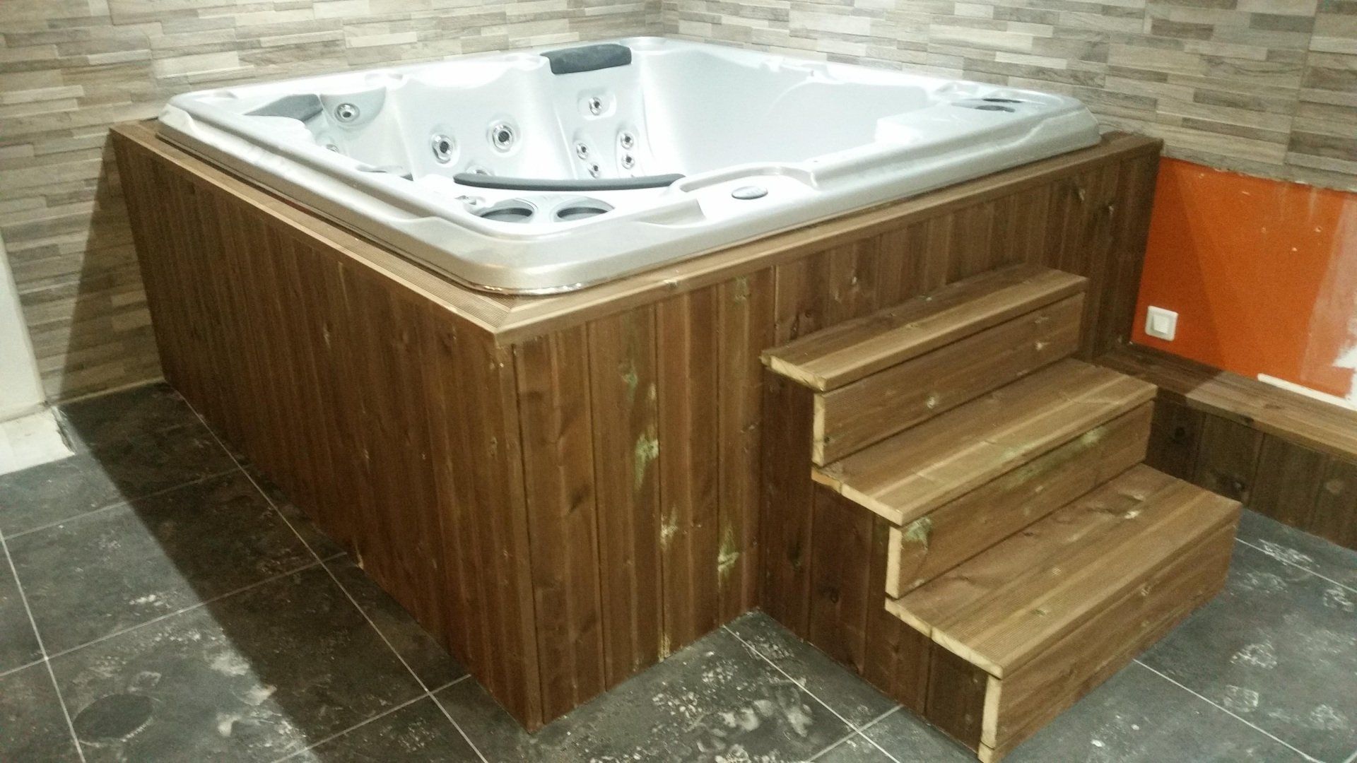 Habillage de jacuzzi en bois