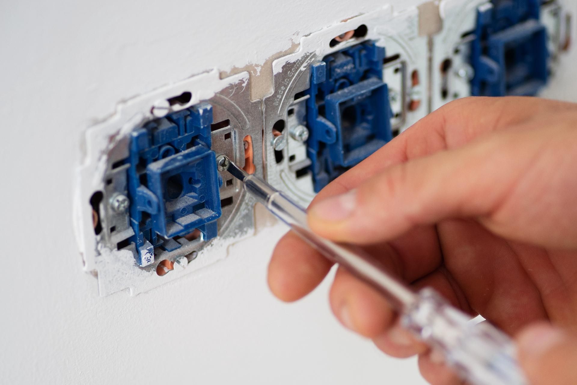 Hand montiert Steckdose, Elektroinstallation an Wand