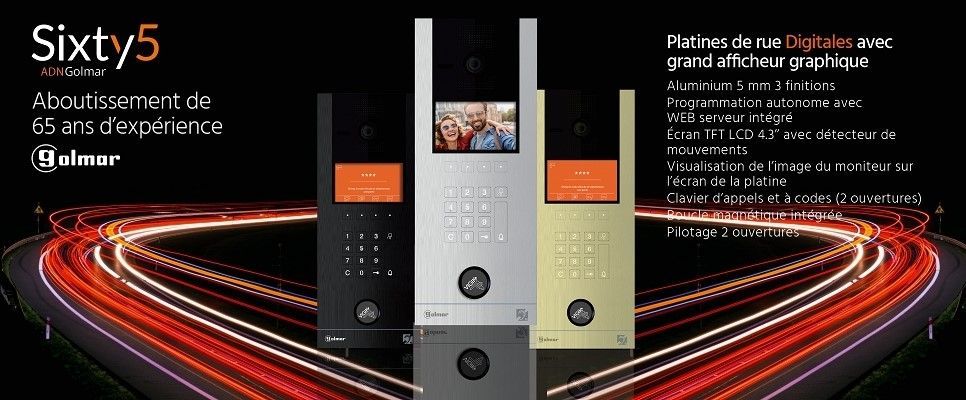 Panneaux numériques, couleurs métalliques avec affichages graphiques ; un fond noir avec un flux de lumières rouges et oranges