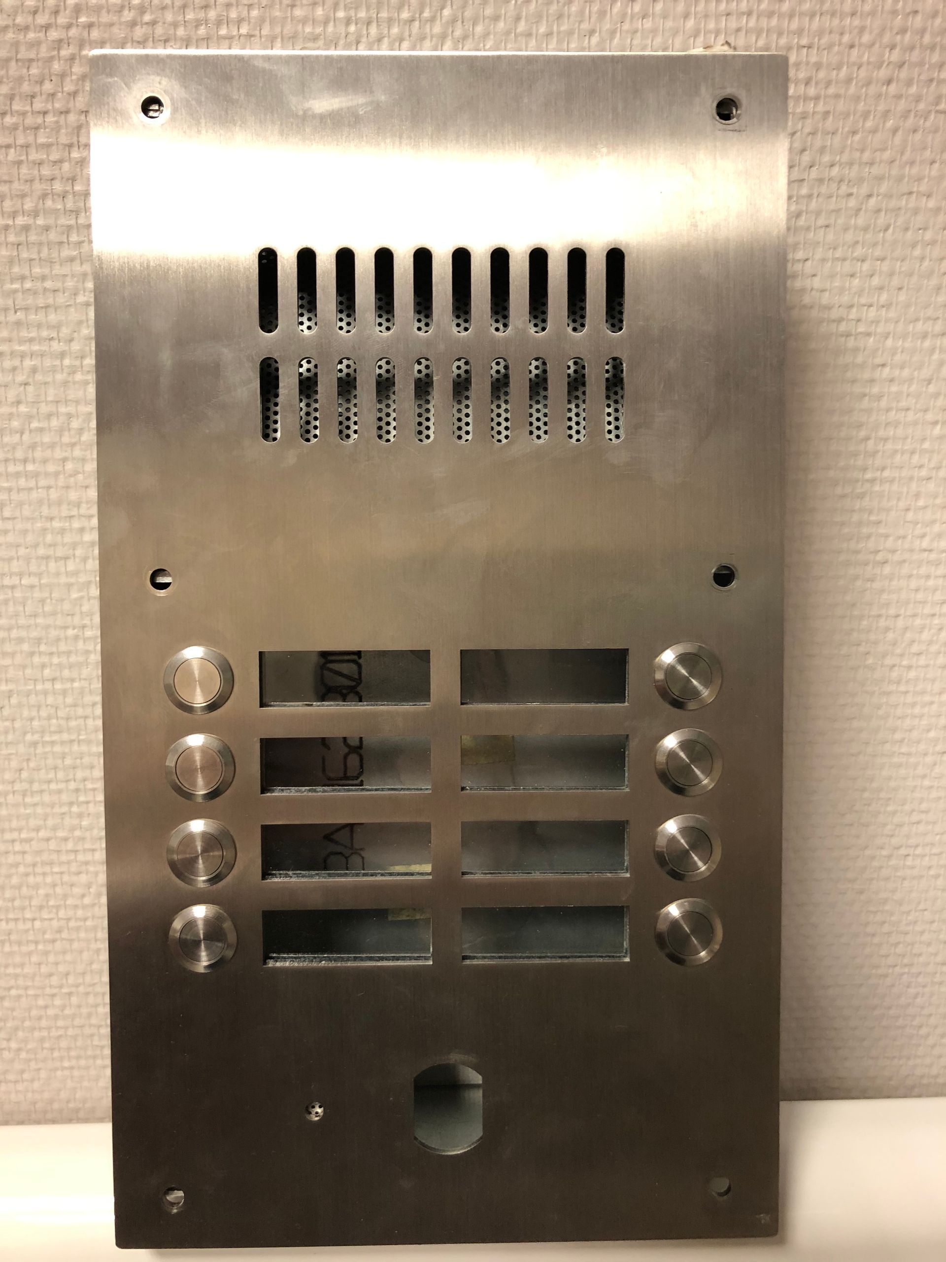 Panneau d'interphone en acier inoxydable avec boutons, haut-parleur et emplacements pour noms