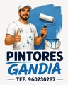 Logotipo de pincel en rojo, verde y azul sobre el texto que dice “PRO PAINT” y “SLOGAN HERE”
