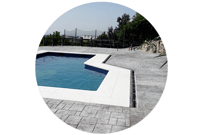 Una gran piscina en forma de círculo con un borde blanco.