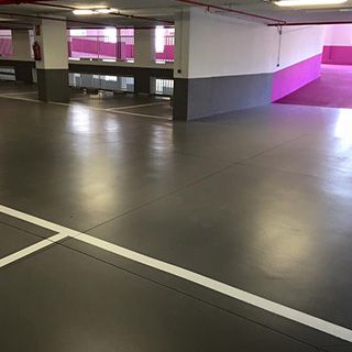 Un estacionamiento con una rampa rosa y una línea blanca en el piso.