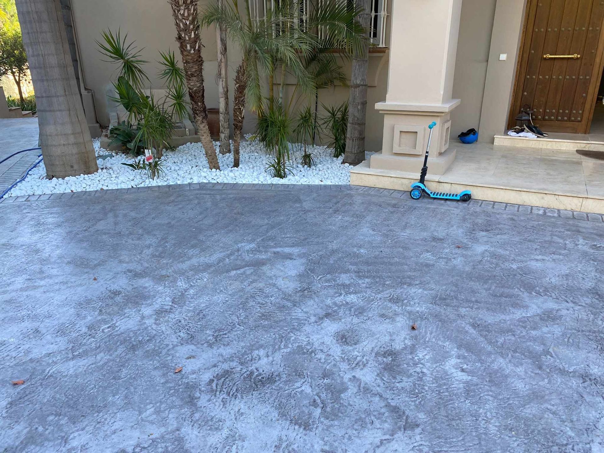 Un scooter azul está estacionado frente a una casa.